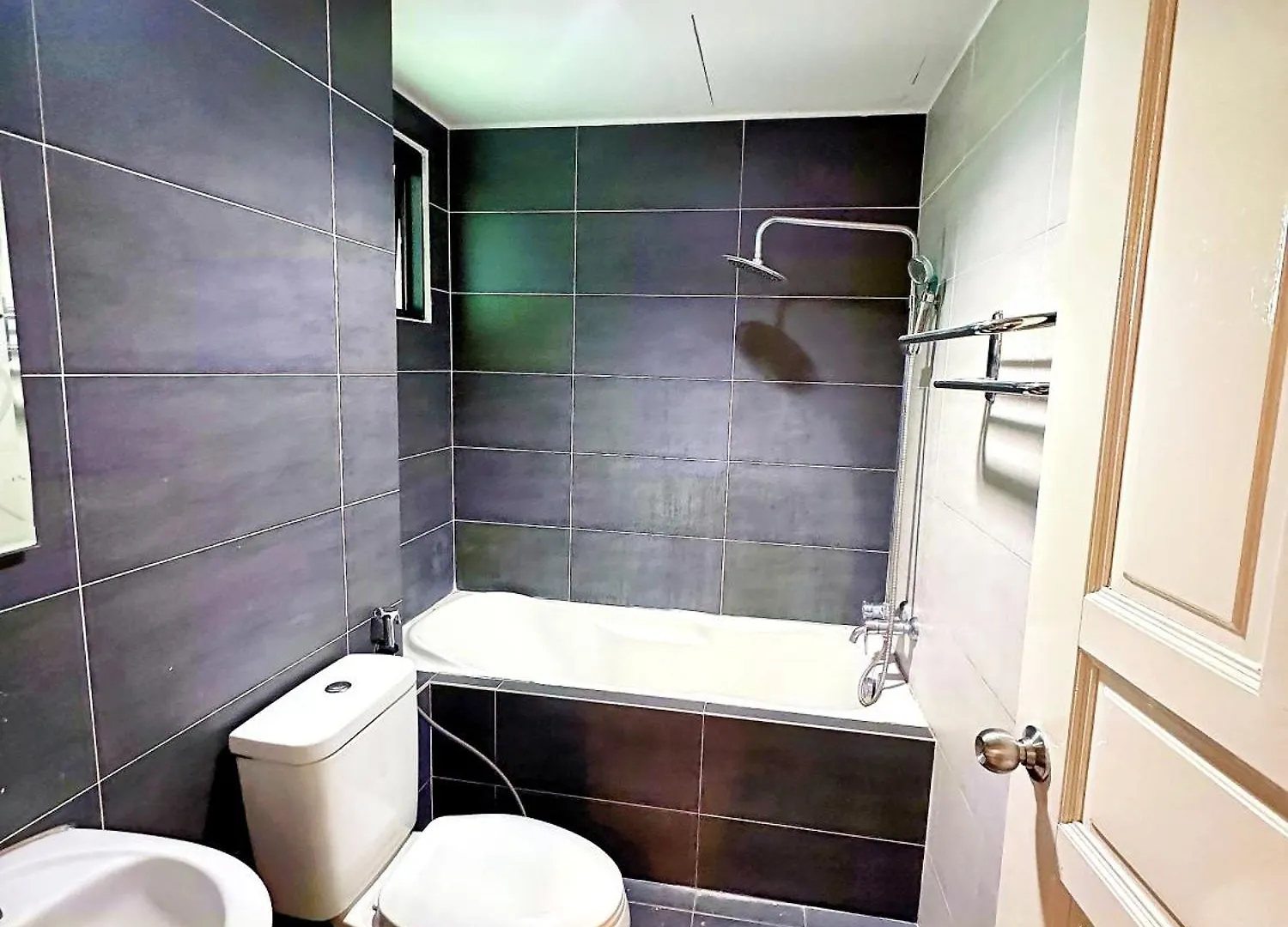 Kinta Riverfront Apartment Ipoh, Fully Air-Con Suite